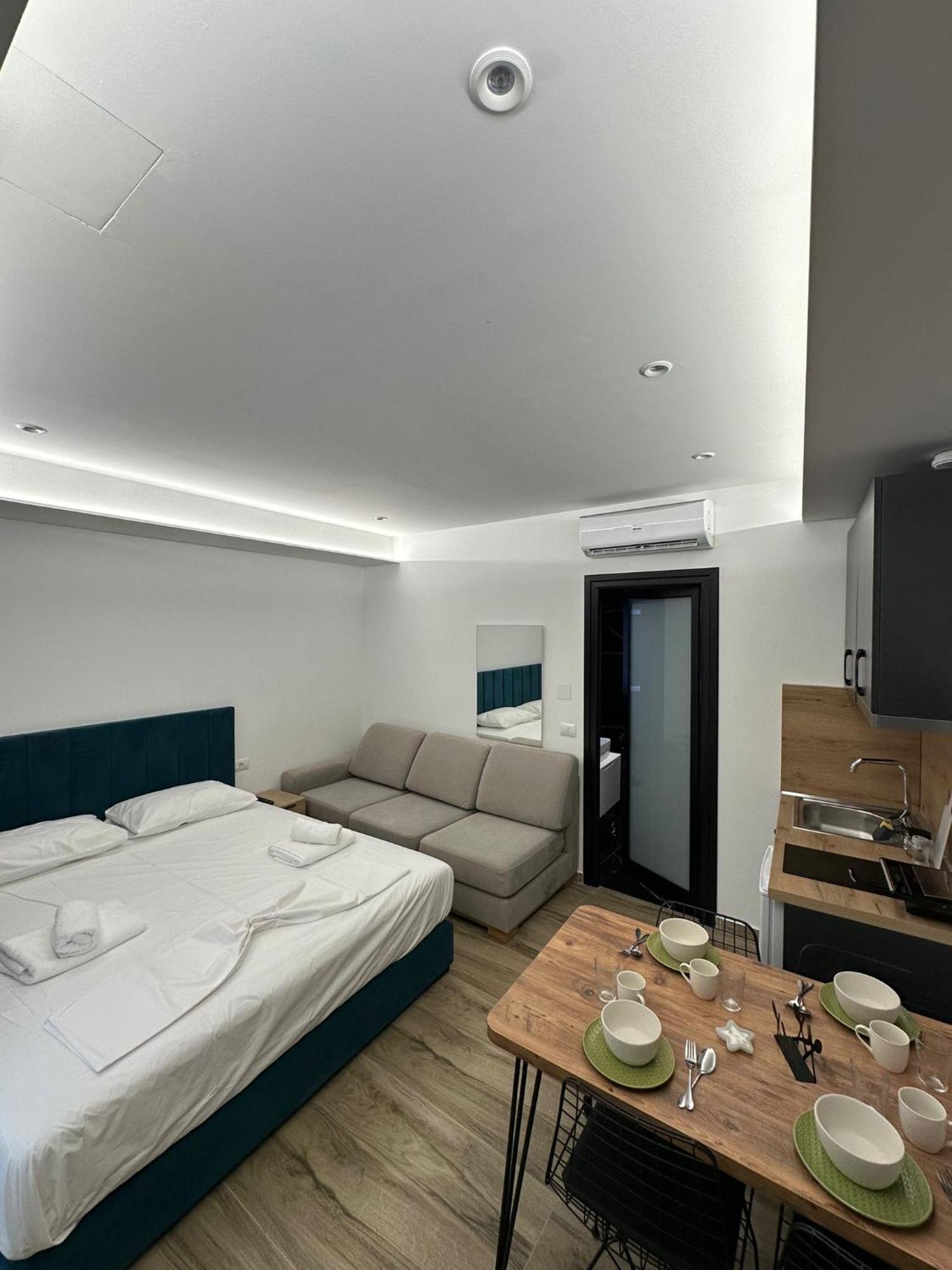 Io's * Sarandë